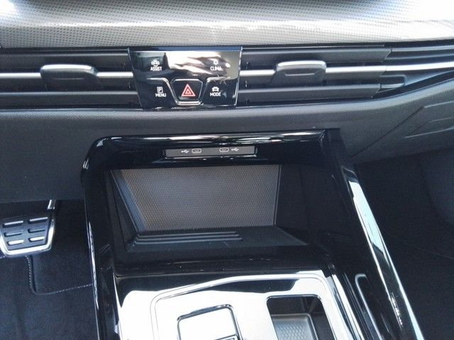 Fahrzeugabbildung Volkswagen Golf VIII EDITION 50 Matrix AHK PANO HUD Kamera