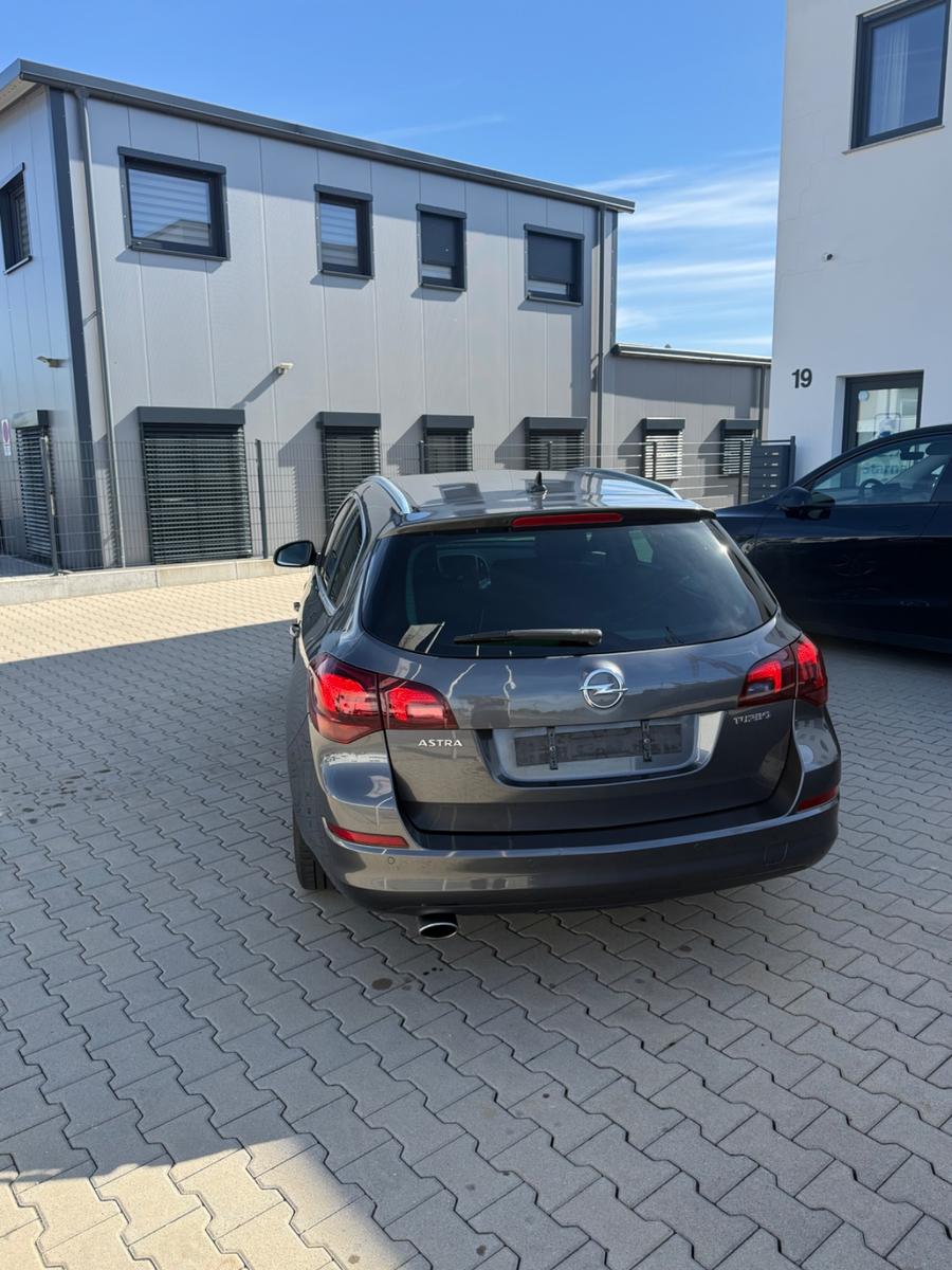 Opel Astra 2011 — photo 5