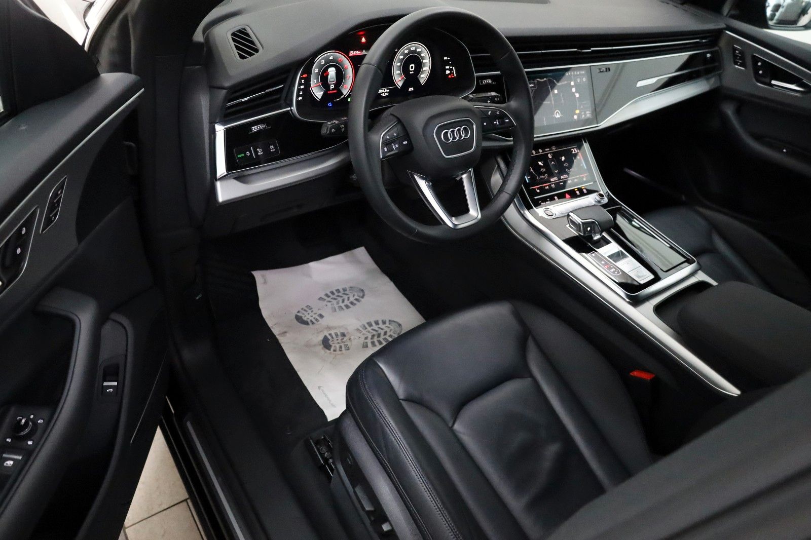 Fahrzeugabbildung Audi Q8 55 TFSI quattro, Navi,SH,Kamera,Panorama,B&O