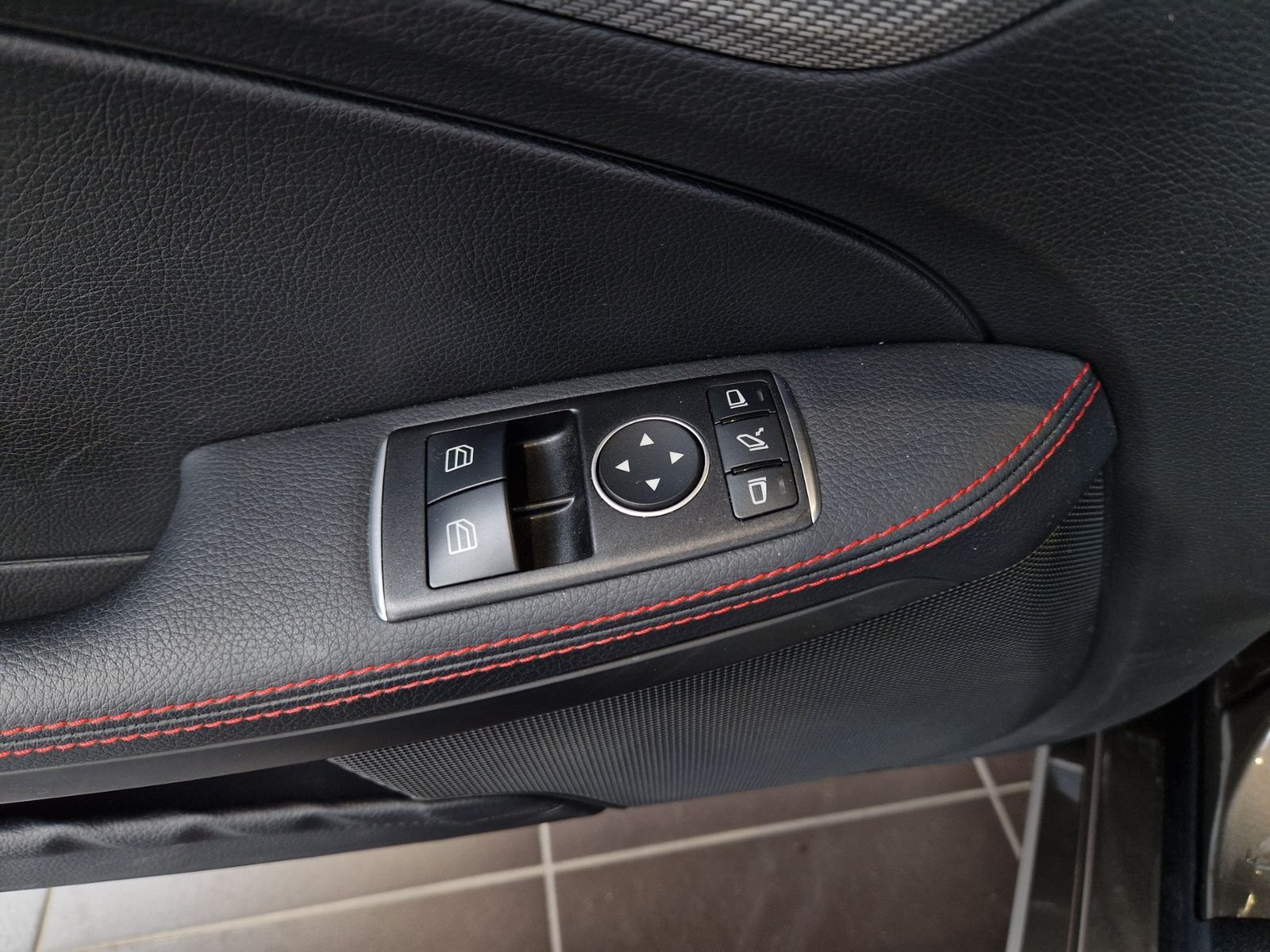 Fahrzeugabbildung Mercedes-Benz SLC 300 AMG MEMORY LED NAVI RFK