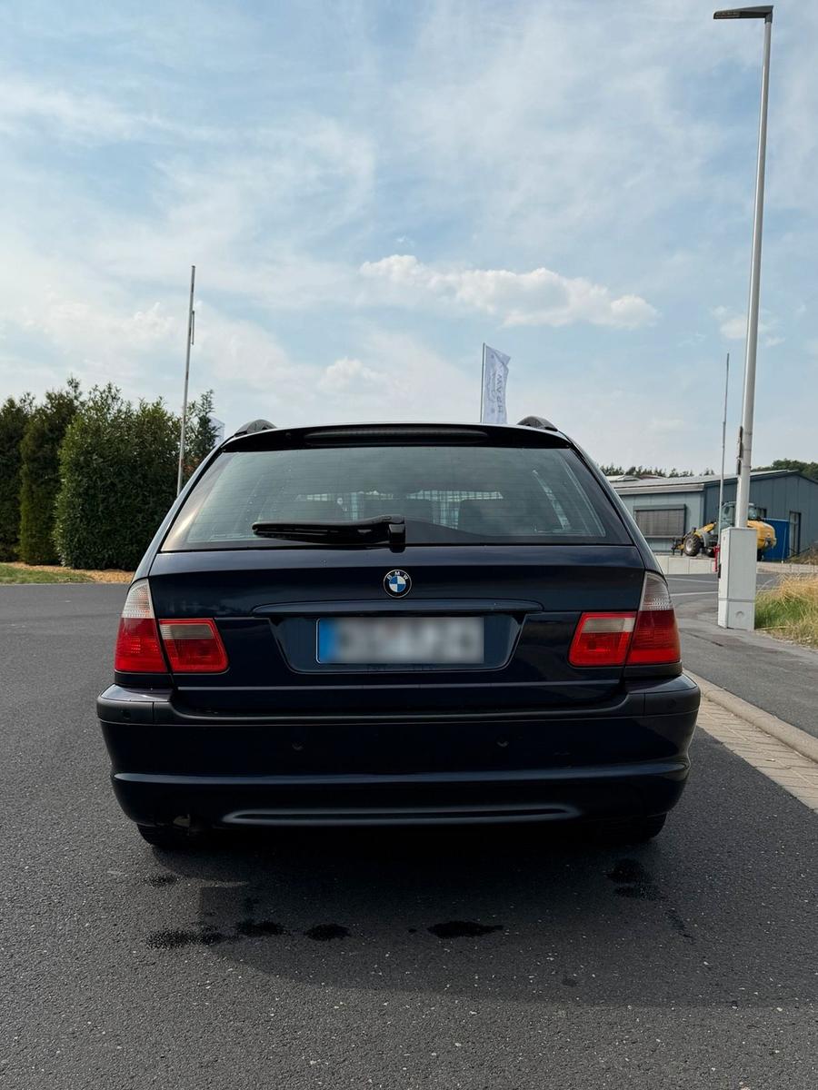 BMW 320 2004 — салон