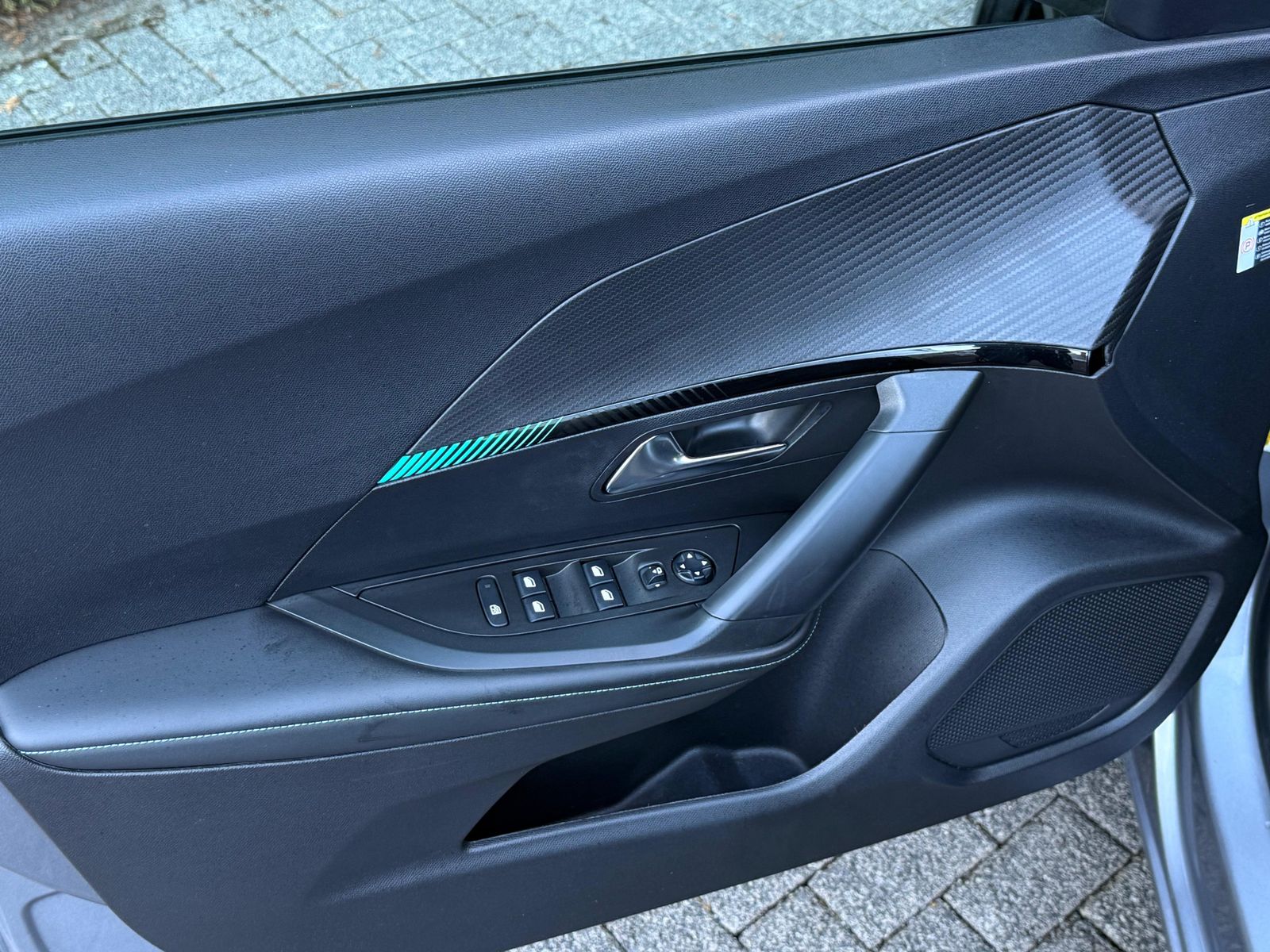 Fahrzeugabbildung Peugeot 2008 1.5 BlueHDI Allure Pack LED+NAV+SHZ+KAM+DAB