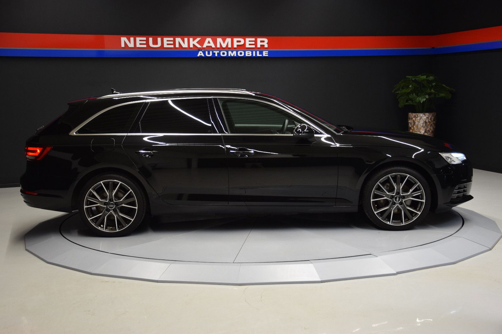 Fahrzeugabbildung Audi A4 Avant design HuD Kamera Bi-Xenon Virtual Temp