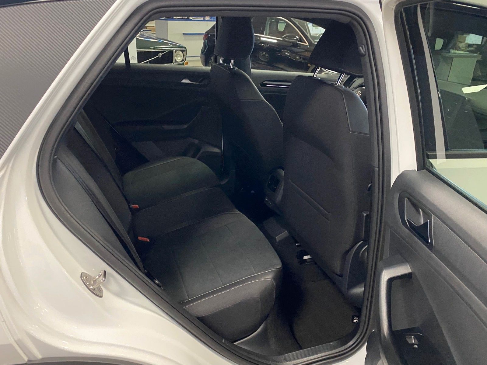 Fahrzeugabbildung Volkswagen T-Roc 1.5 TSI DSG+BLACKSTYLE+PANO+19"+ACC+MATRI+