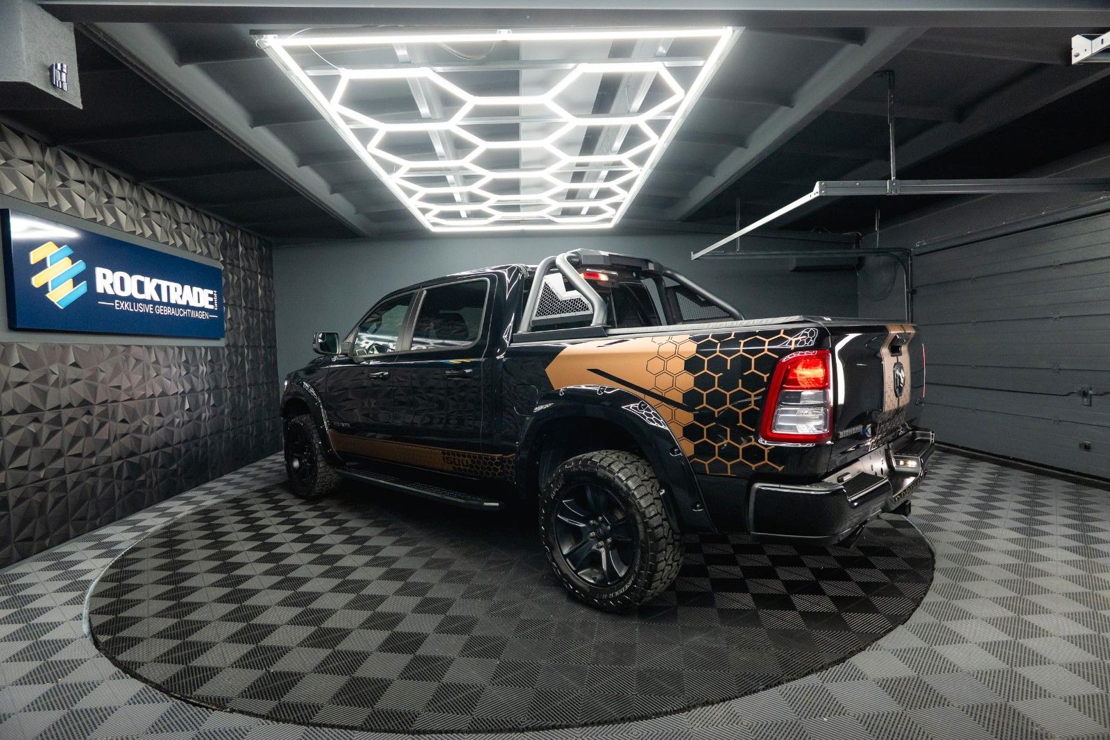 Fahrzeugabbildung Dodge RAM 5.7 V8 HEMI 4x4 Offroad Night-Edition LPG