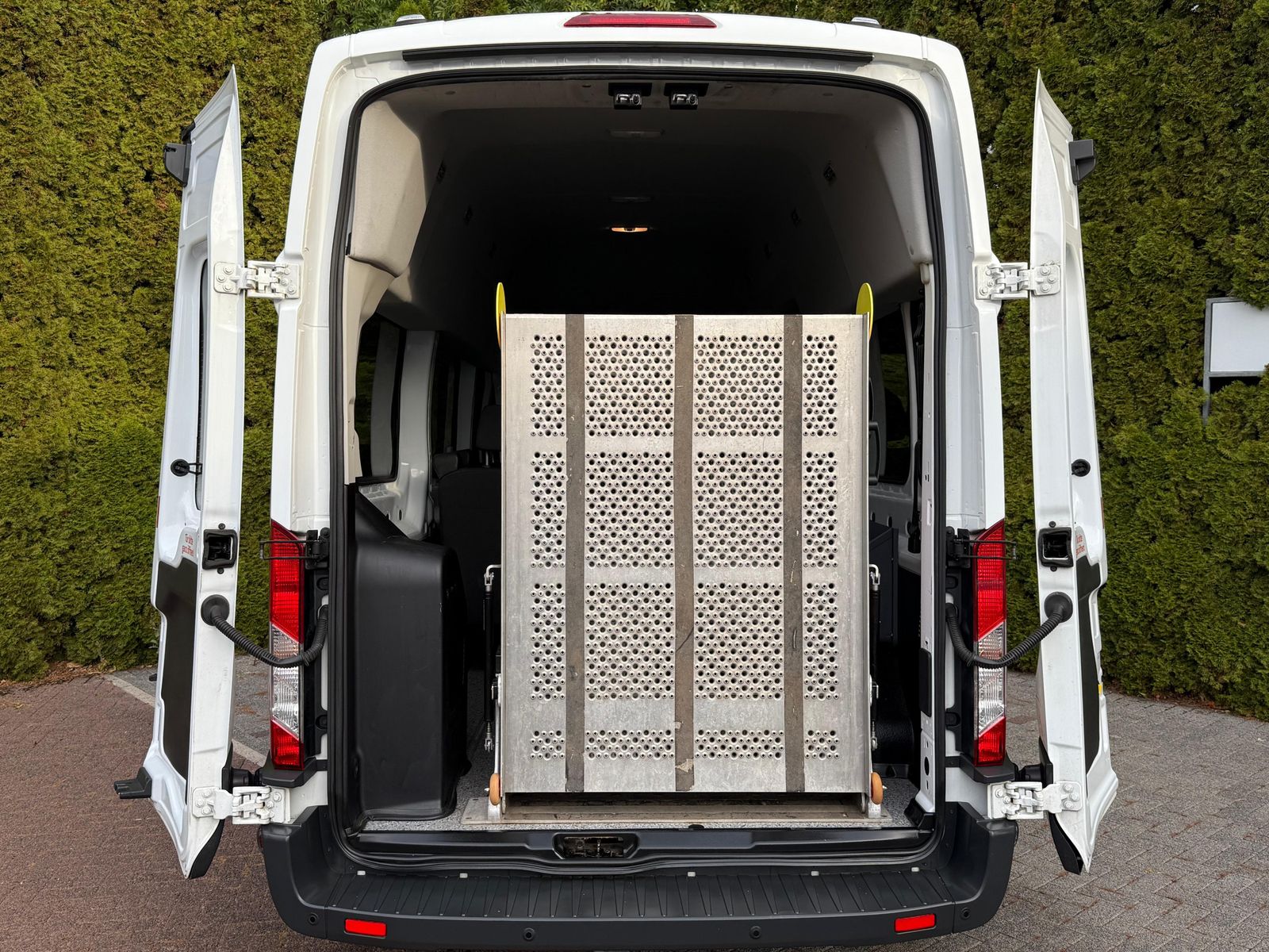 Fahrzeugabbildung Ford Transit 2.0TDCi 350 L3H3 9-Sitz+ROLLSTUHLRAMPE+