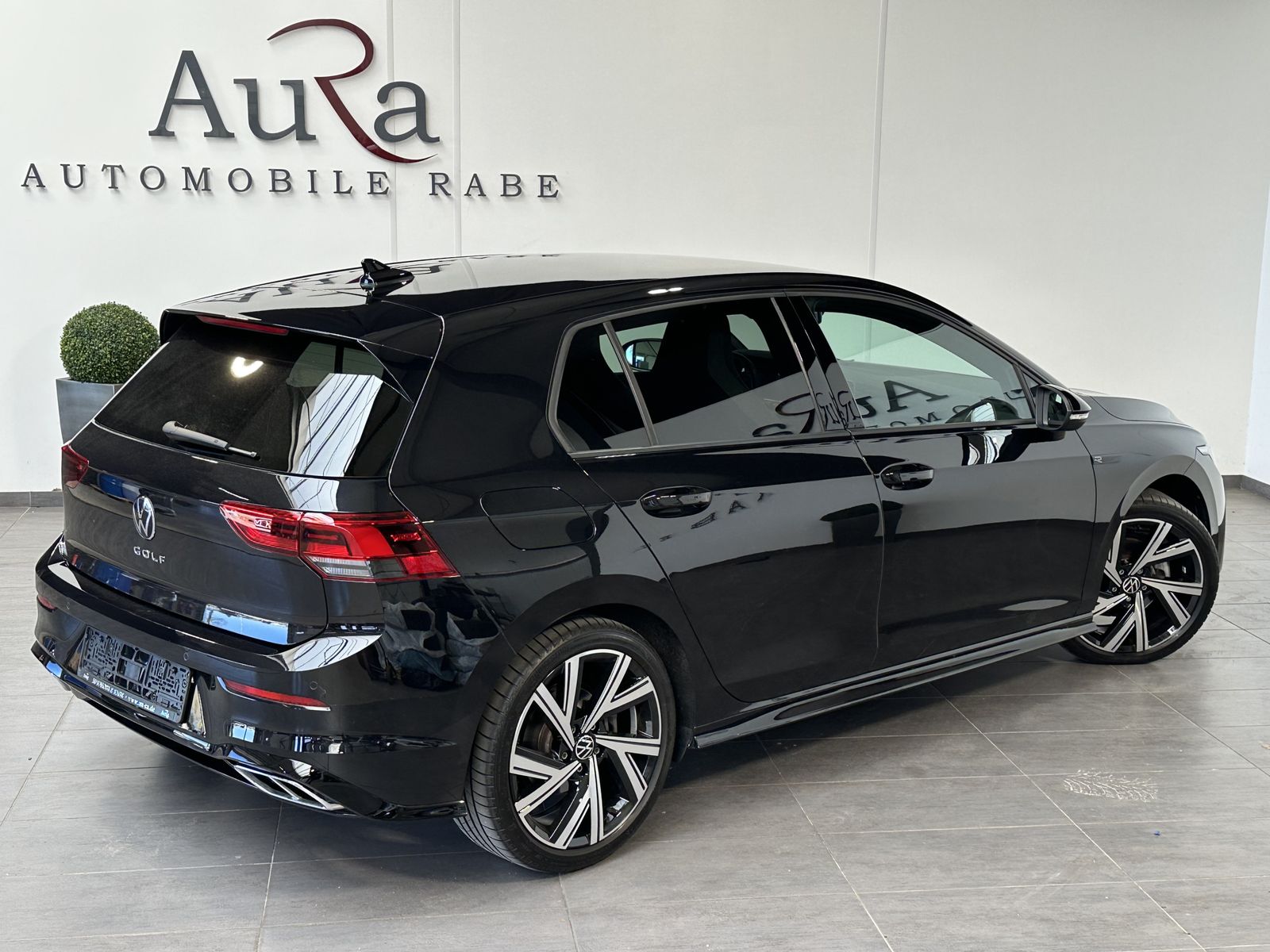 Fahrzeugabbildung Volkswagen Golf VIII 2.0 TSI DSG R-Line NAV+LED+AHK+KAM+ACC