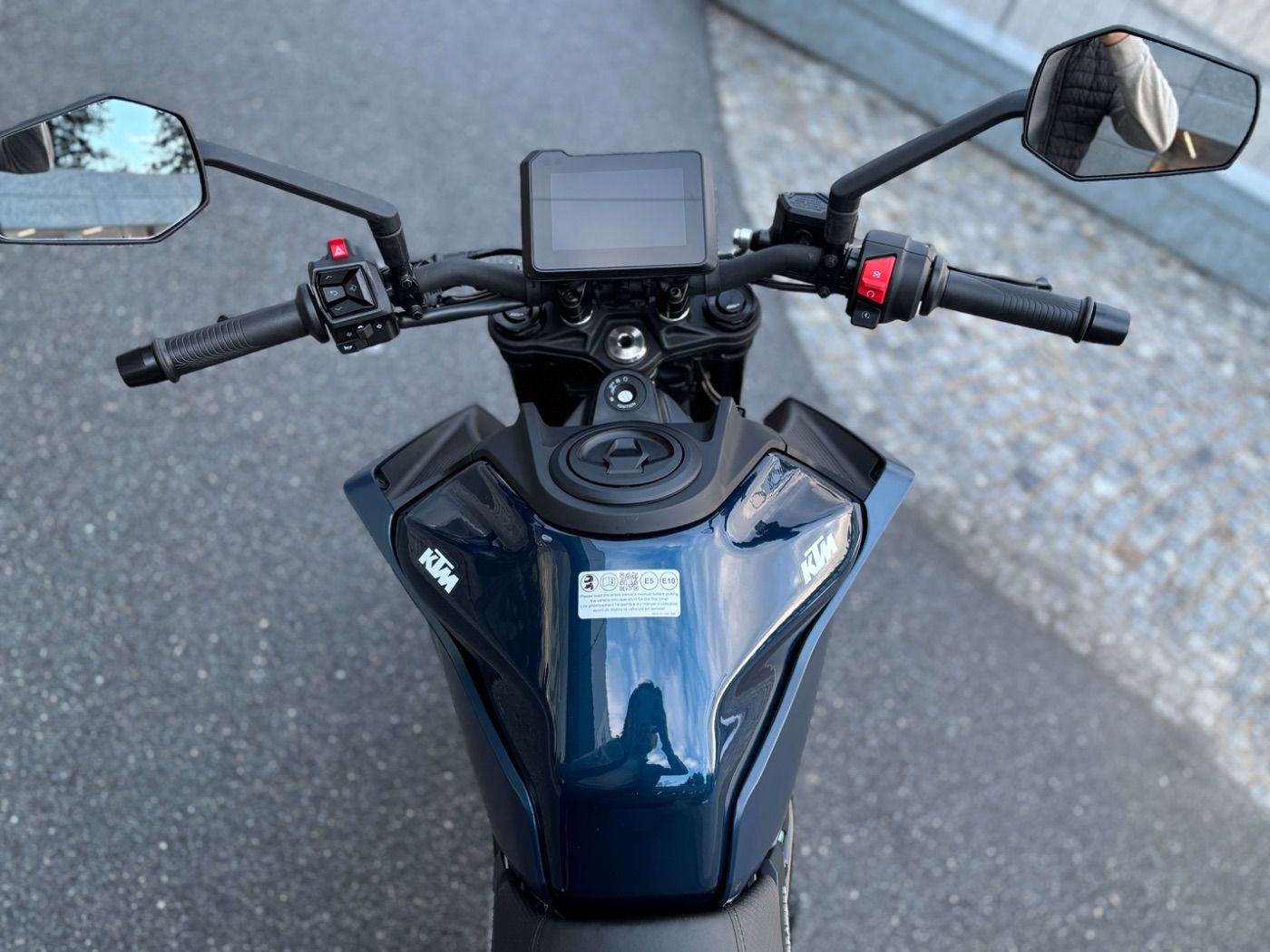 Fahrzeugabbildung KTM 125 Duke Modell 2026 auch in Schwarz erhältlich