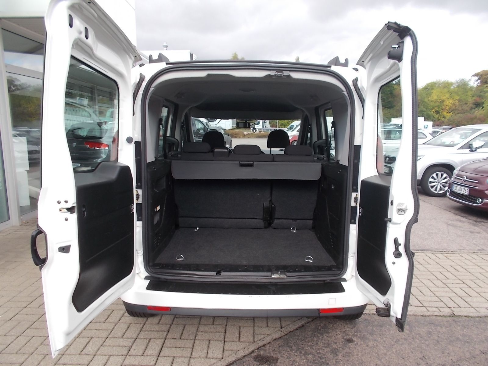 Fahrzeugabbildung Fiat Doblo Kombi SX 1.6 Mjet (90 PS)