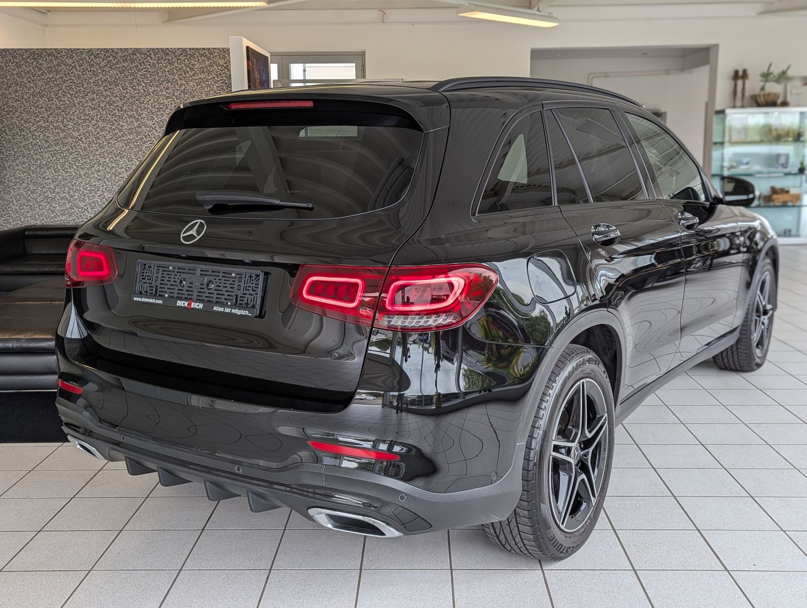 Fahrzeugabbildung Mercedes-Benz GLC 300 d 4M AMG Pano Multibeam Komfort-Paket