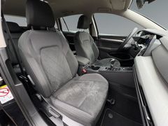 Fahrzeugabbildung Volkswagen Golf VIII Variant Life Navi Sitzh LED ACC AHK