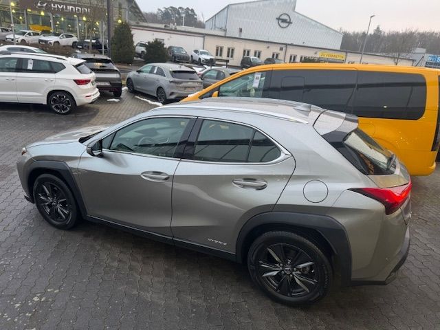 Fahrzeugabbildung Lexus UX 250h Launch Edition LED NAV SHZ PDC RFK 17"