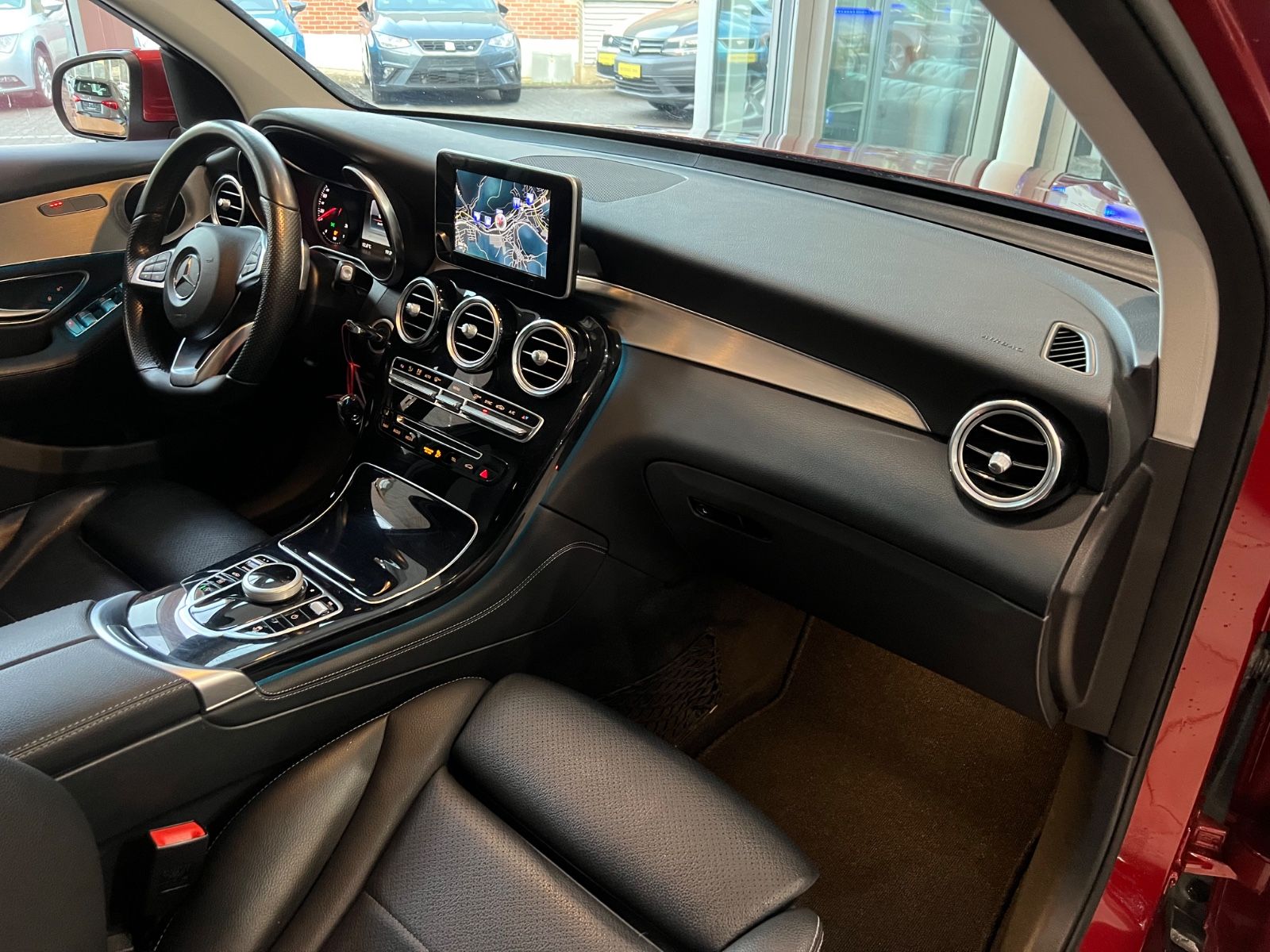 Fahrzeugabbildung Mercedes-Benz GLC 250 d 4Matic AMG LINE *DESIGNO-LACK*