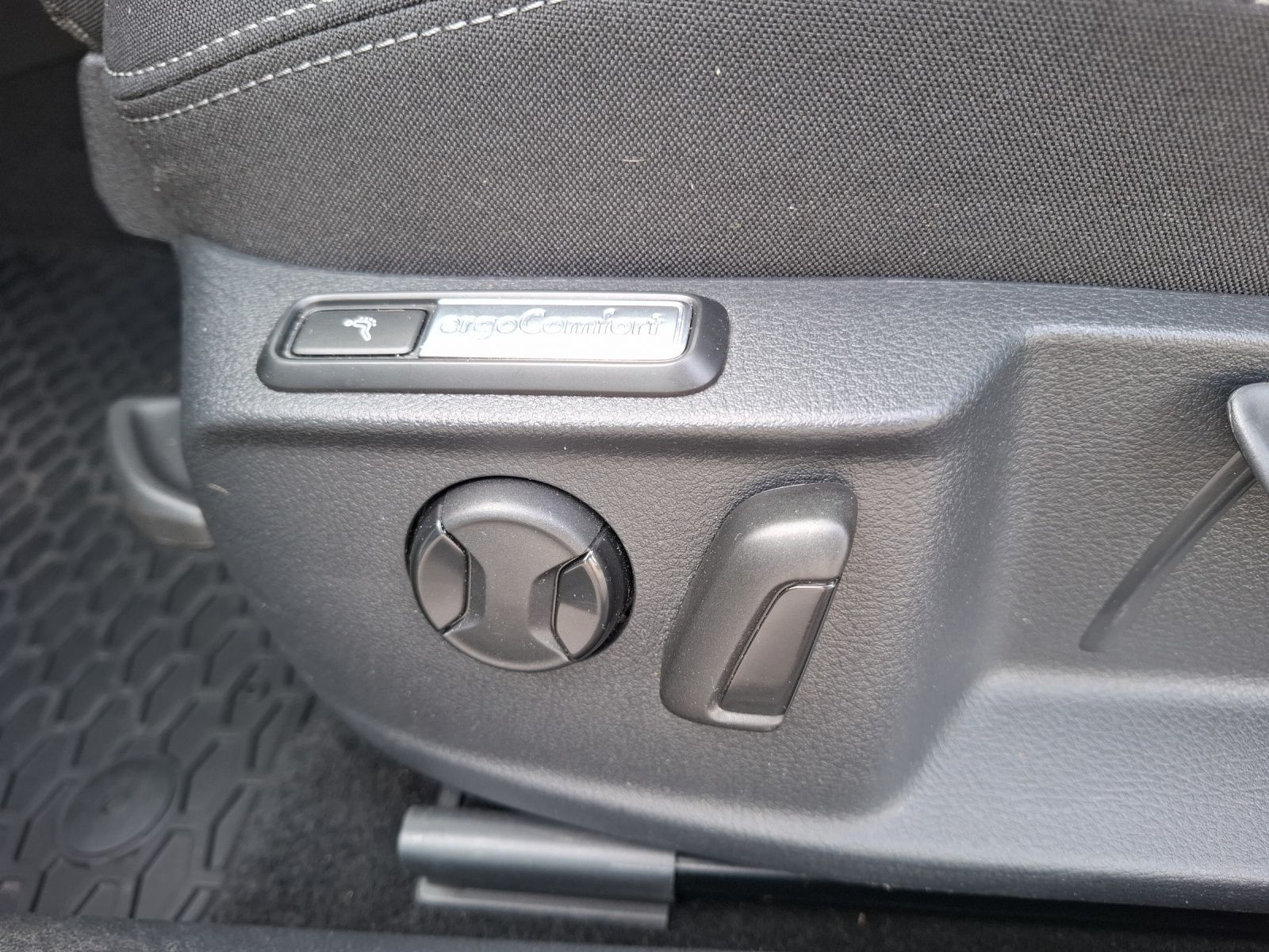 Fahrzeugabbildung Volkswagen Passat Variant TDI Business DSG LED AHK Navi AID