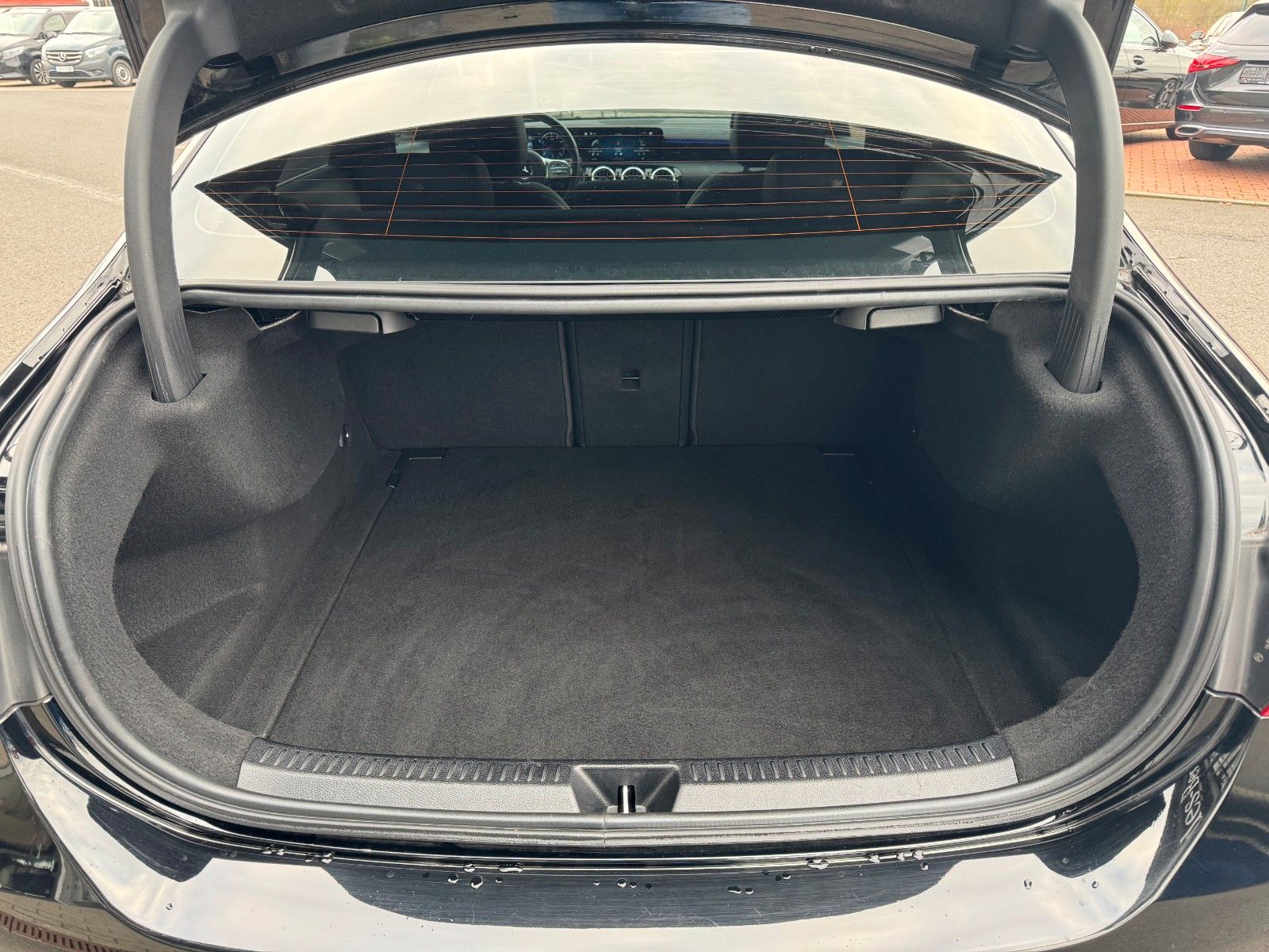 Fahrzeugabbildung Mercedes-Benz A 200 AMG 19"+Ambiente+R-Kamera+Pano+LED+MBUX