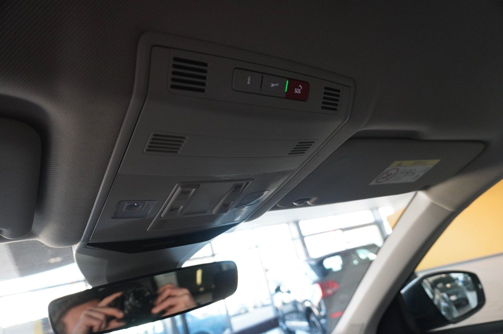 Fahrzeugabbildung Volkswagen T-Roc 1.5 TSI R-LINE SPORT NAVI/LED/KAMERA/VIRT.