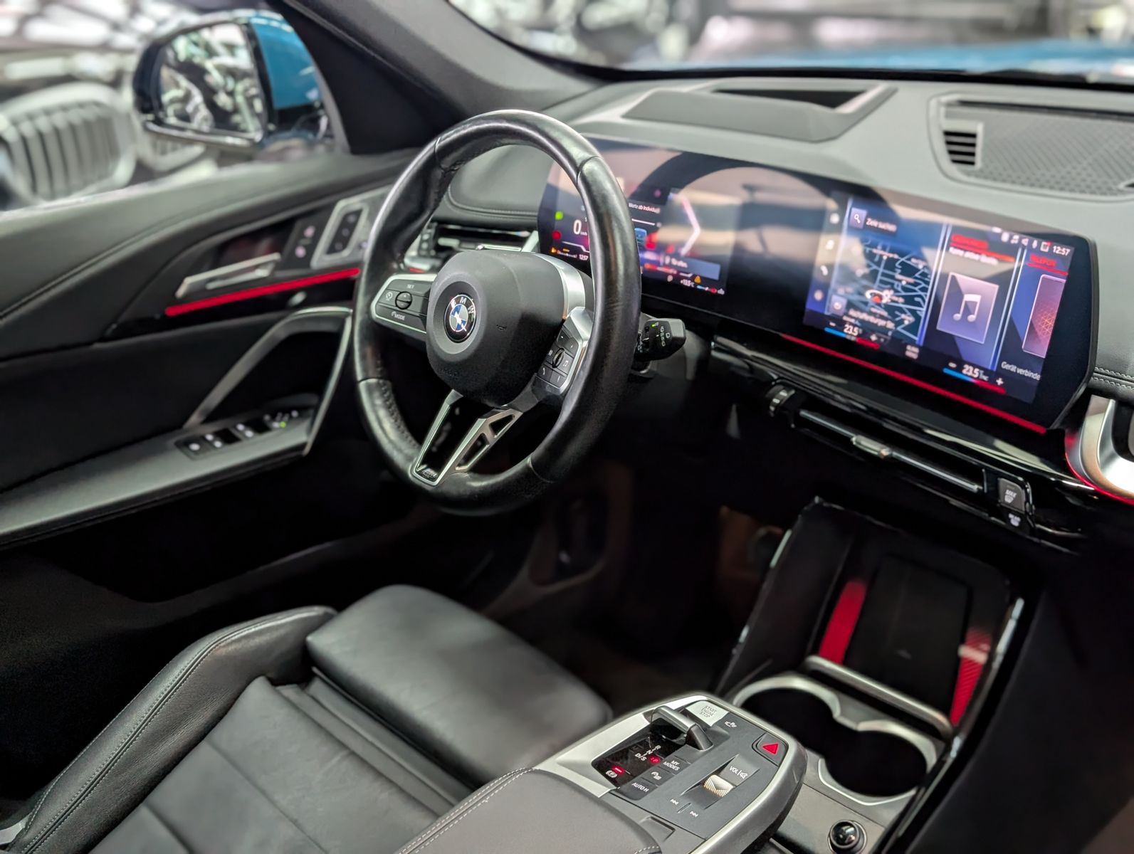 Fahrzeugabbildung BMW X1 20i M Sport Shadow H&K AHK PANO HUD 360° 20"