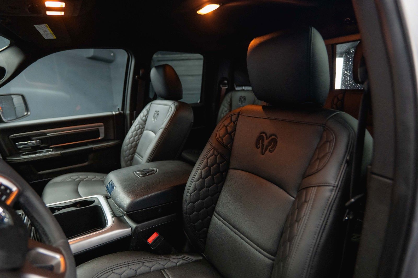 Fahrzeugabbildung Dodge RAM 5.7 V8 HEMI 4x4 OFFROAD Night LONGBED *19%*