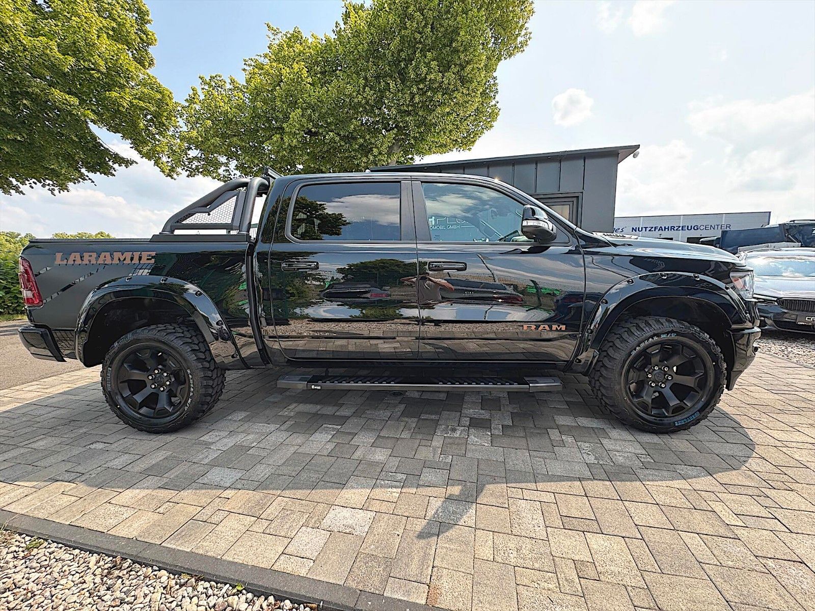 Fahrzeugabbildung Dodge RAM 5.7 V8 HEMI LARAMIE Night 4x4 eTorq Tesla