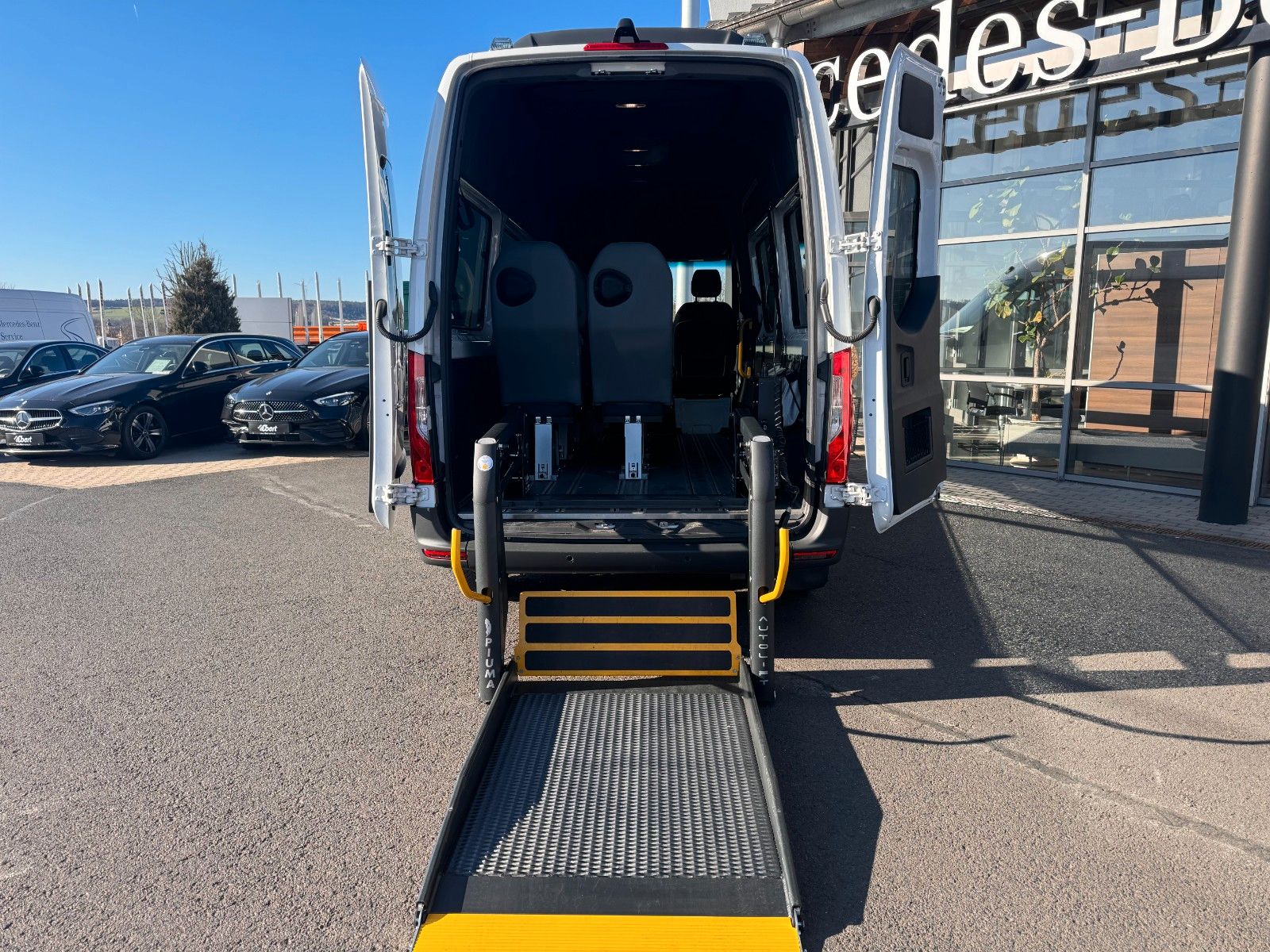 Fahrzeugabbildung Mercedes-Benz Sprinter 317 CDI Rollstuhl/Behinderten Lift