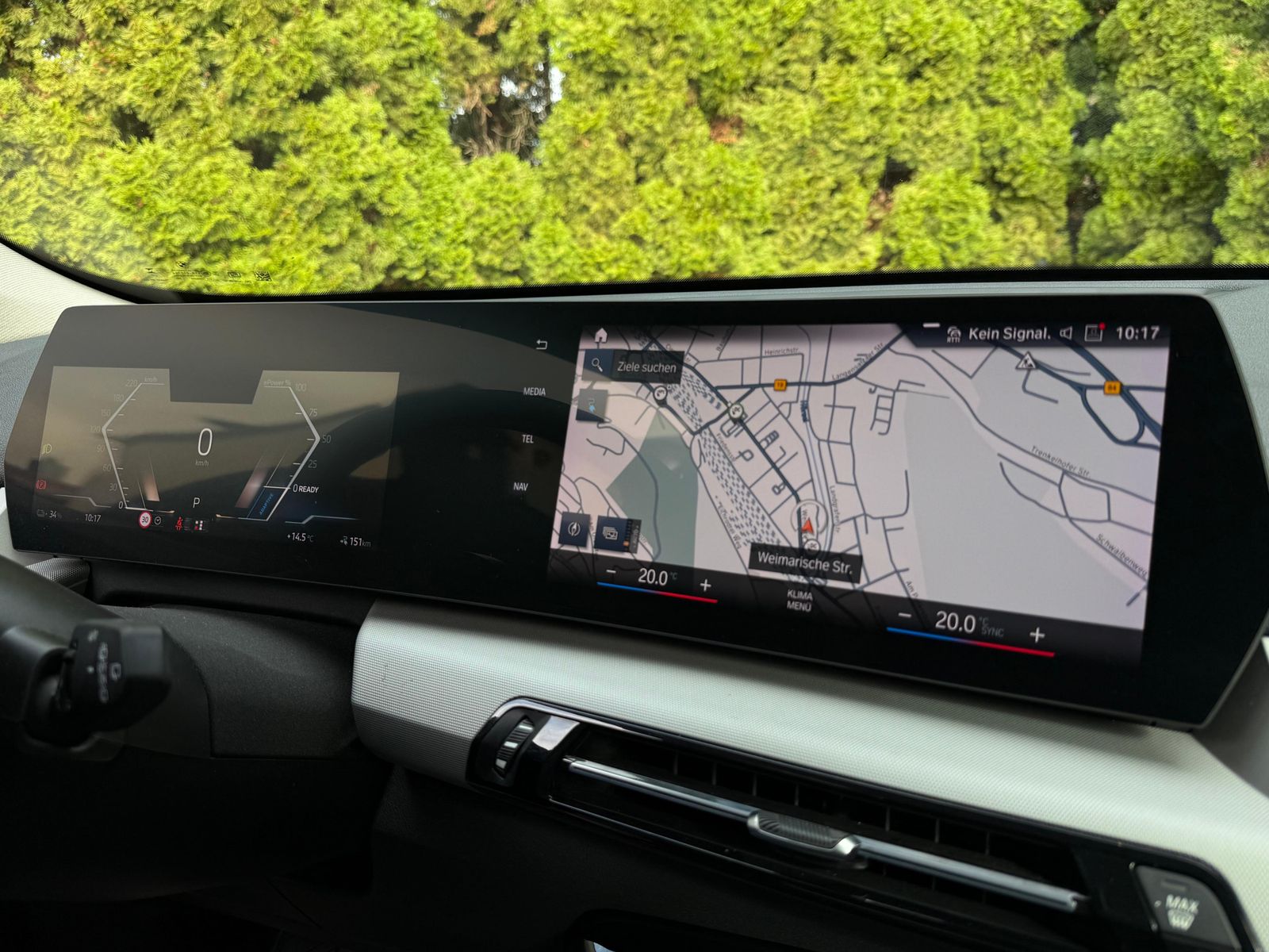 Fahrzeugabbildung BMW iX1 30 xDrive 64 kWh SHADOW+LIFE+SHZ+KAM+LEDER+M
