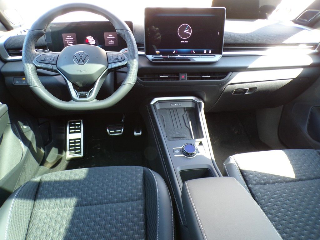 Fahrzeugabbildung Volkswagen T-Roc R-Line 1.5 l eTSI DSG Pano*Keyless*AHK*IQ