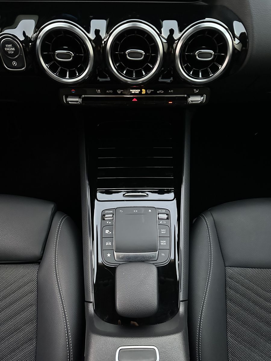 Fahrzeugabbildung Mercedes-Benz GLA 180d Style NAV+LED+WIDESCREEN+KAM+1HD+17ZOLL