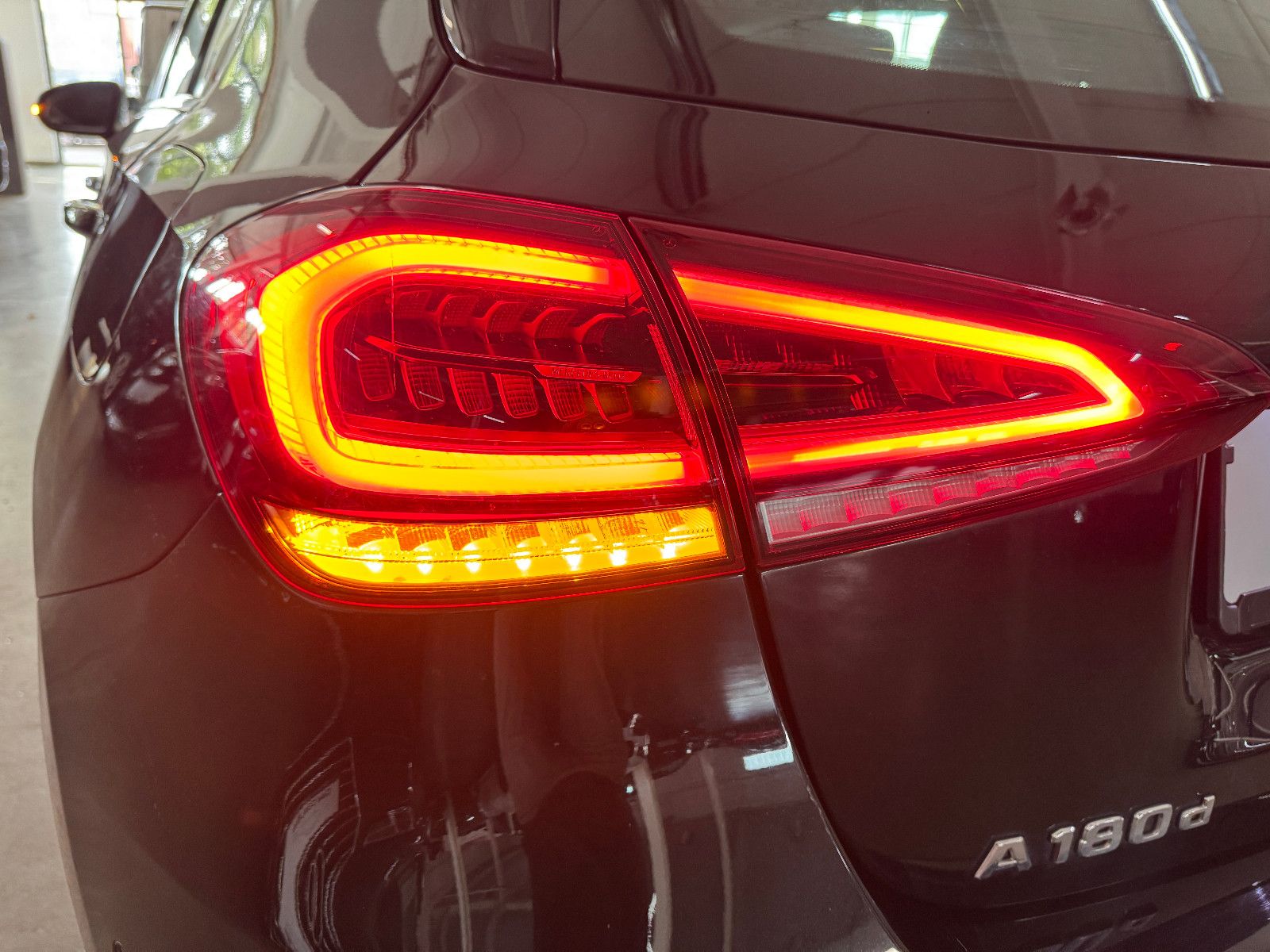 Fahrzeugabbildung Mercedes-Benz A 180 d PROGRESSIVE SPORTPAKET LED NAVI MBUX +