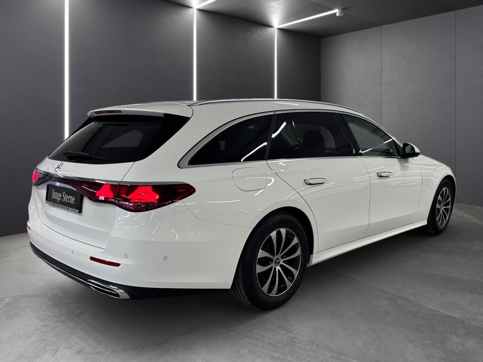 Fahrzeugabbildung Mercedes-Benz E 220 T d Avantgarde*AHK*Distronic*Totwinke*LED*