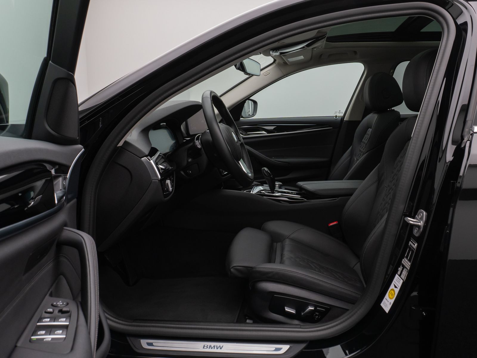 Fahrzeugabbildung BMW 520d Panorama Kamera DAB HiFi ACC Alarm M Sport