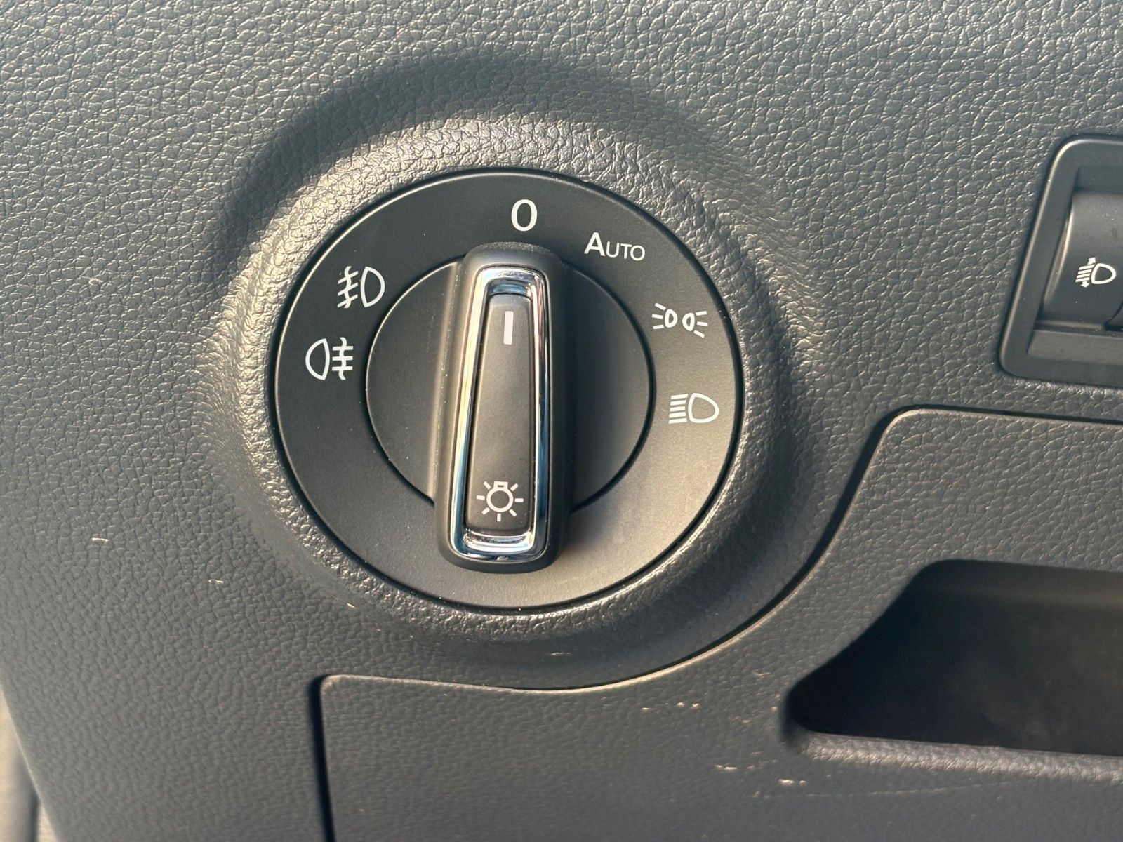 Fahrzeugabbildung SEAT Arona 1.0 Xcellence 85kW Navi SHZ PDC 1.HAND