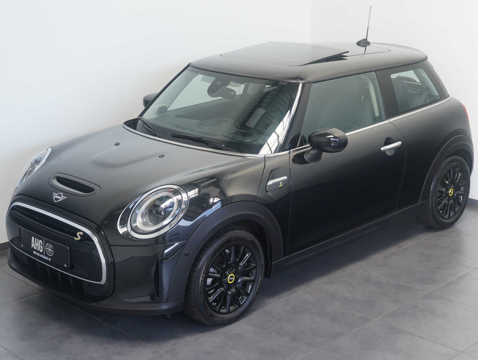 Fahrzeugabbildung MINI Cooper SE Classic Trim LED/NAVI/HEADUP/CAM/PANO