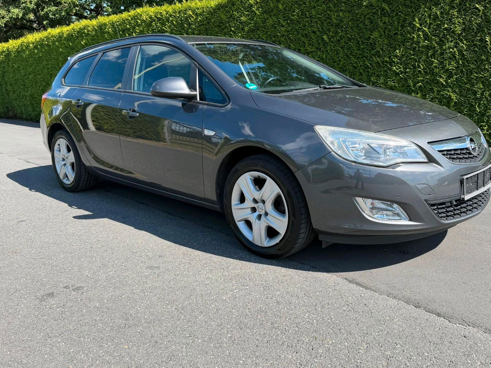 Opel Astra 2011 — interior