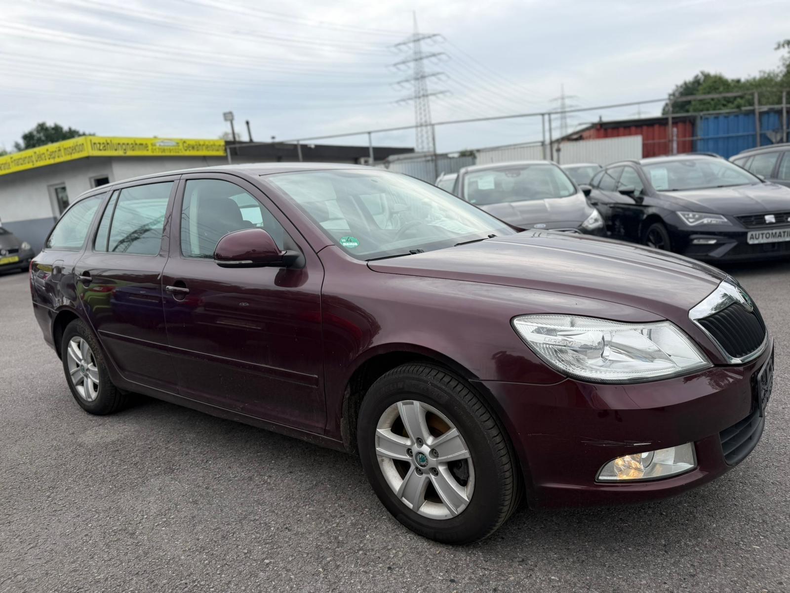 Skoda Octavia 2011 — rear view