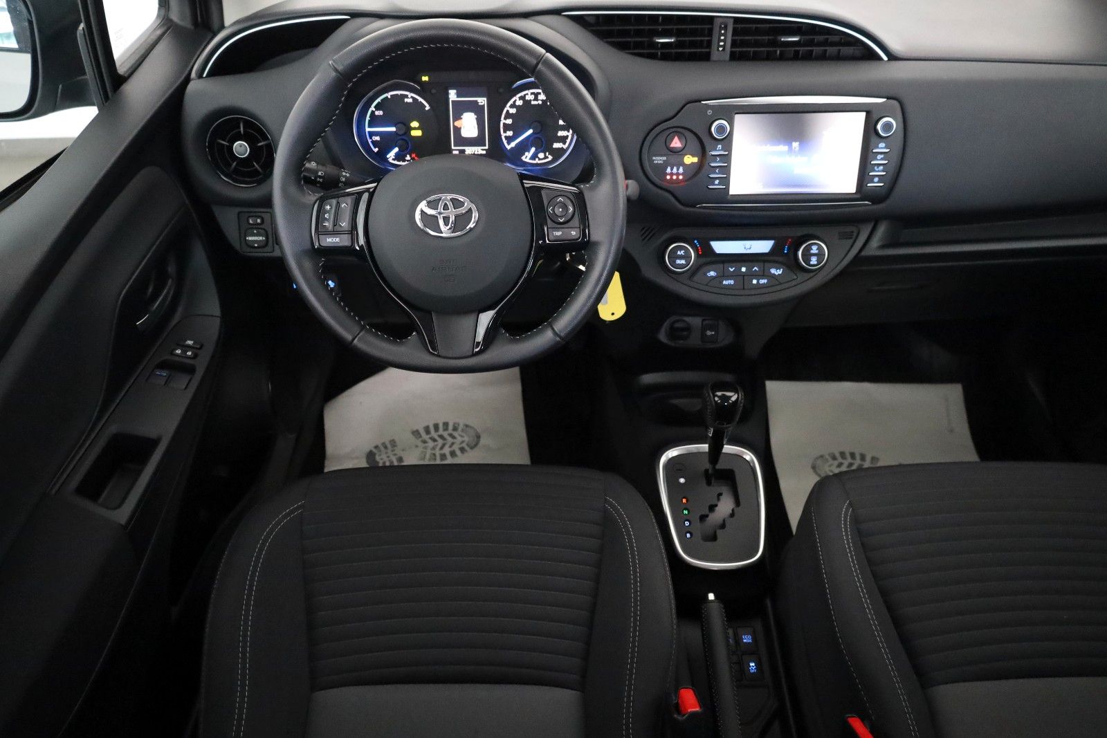 Fahrzeugabbildung Toyota Yaris Hybrid Team D Kamera,LM+Allwetterreifen