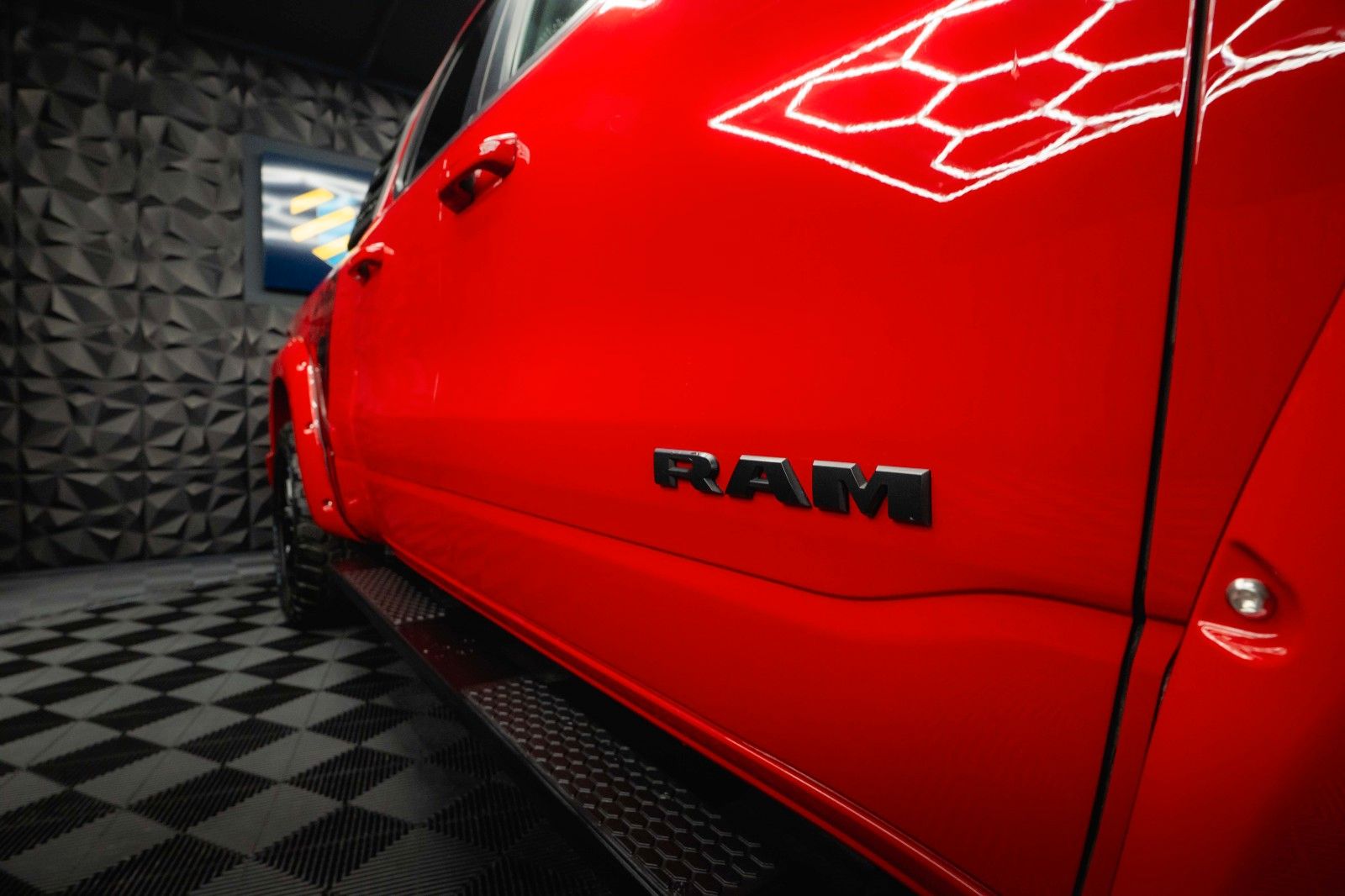 Fahrzeugabbildung Dodge RAM 5.7 V8 HEMI 4x4 OFFROAD Night-Paket *LED*19%