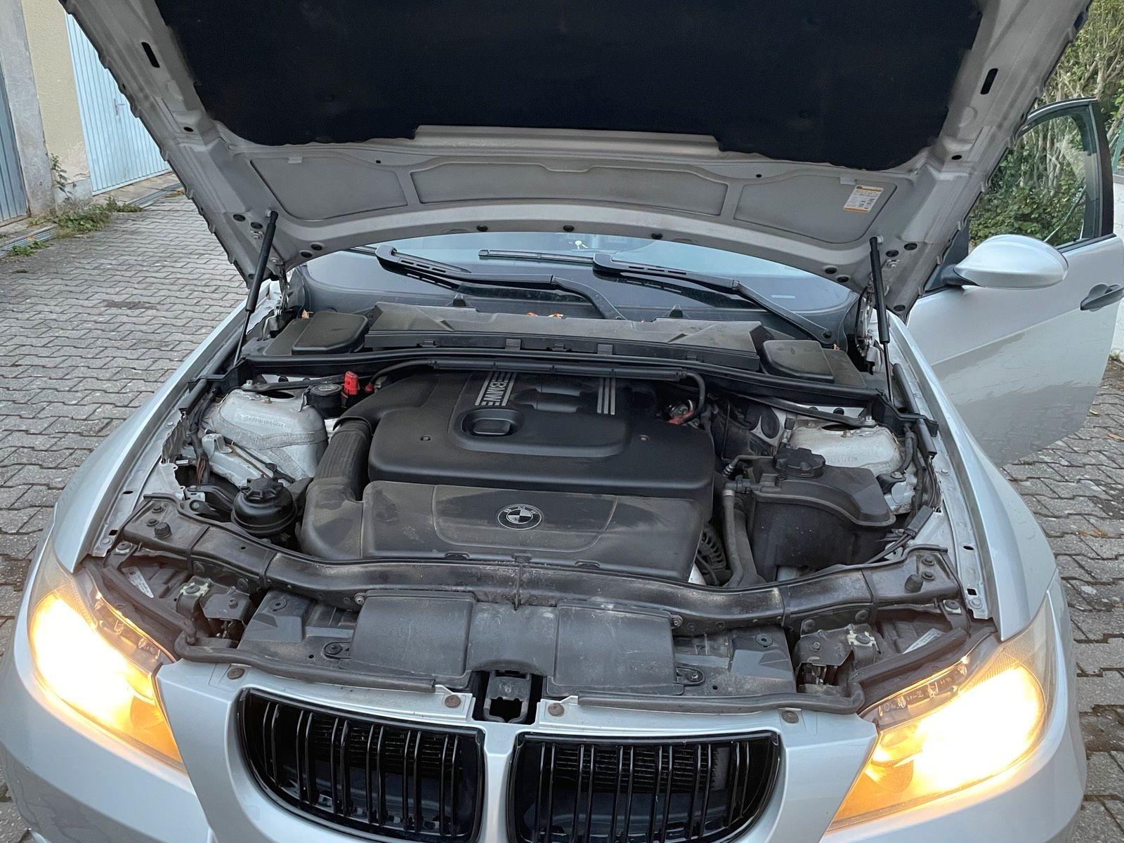 BMW 320 2006 — салон