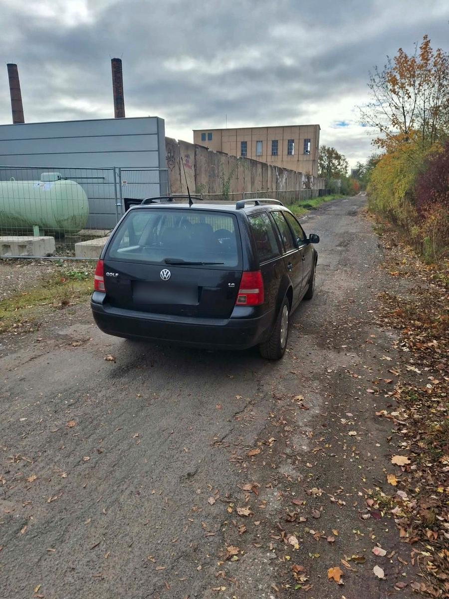 Volkswagen Golf 2004 — rear view