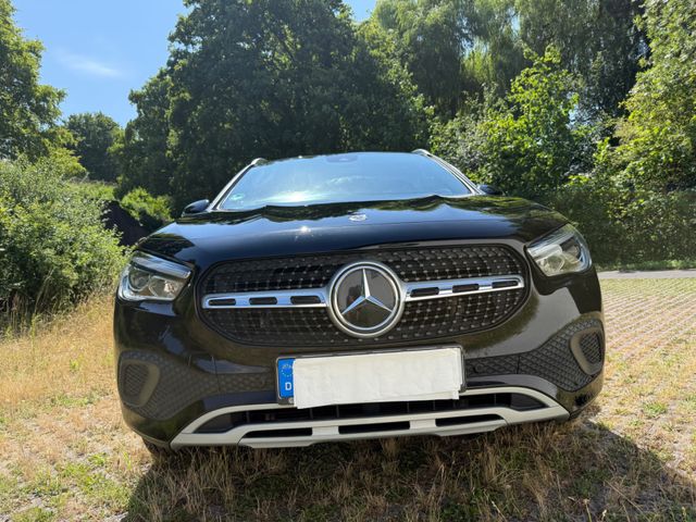 MERCEDES-BENZ GLA 200 DCT -