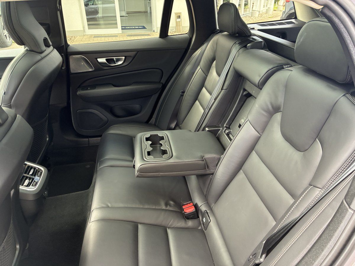 Volvo V60 B4 Ultra Dark *Massage, Head-Up, B&W* foto 18