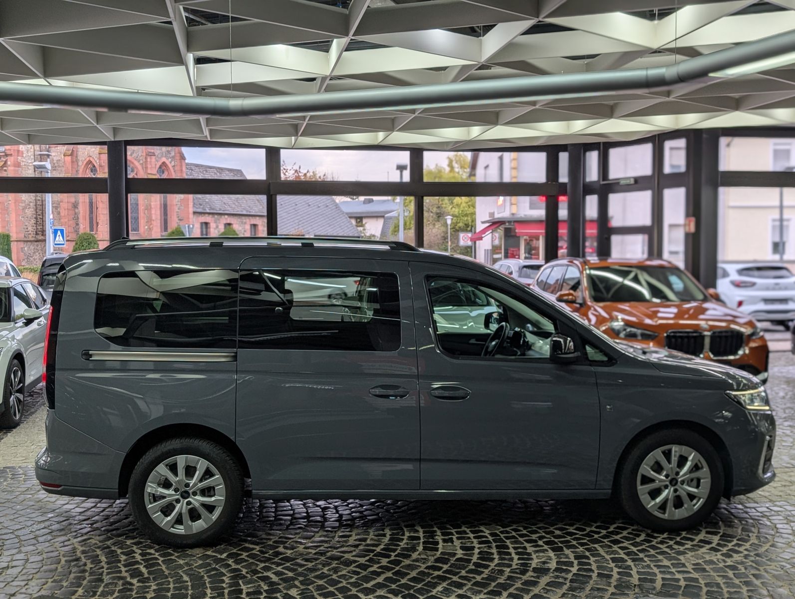 Fahrzeugabbildung Ford Tourneo Connect L2 Titanium 7-Sit Bi-LED Cam AHK