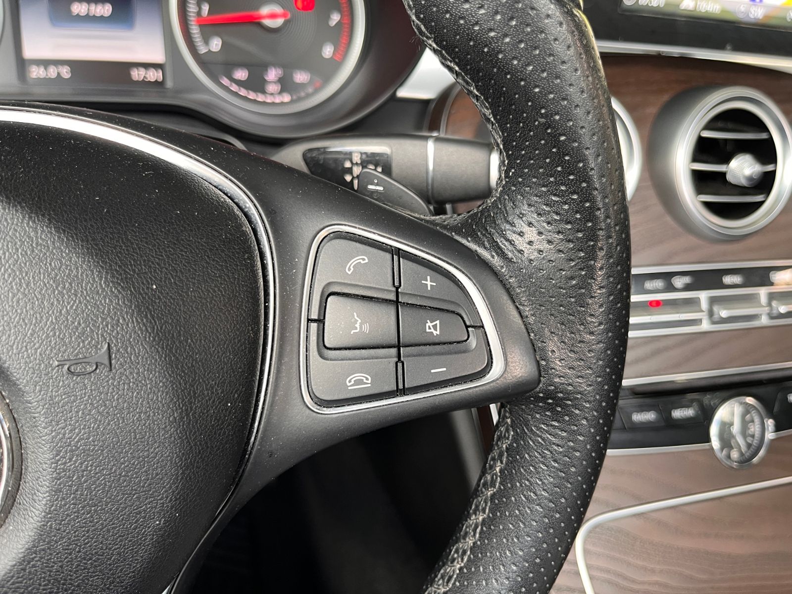 Fahrzeugabbildung Mercedes-Benz C 300 Cabrio  9G-TRONIC LED NAV SHZ PDC 17"