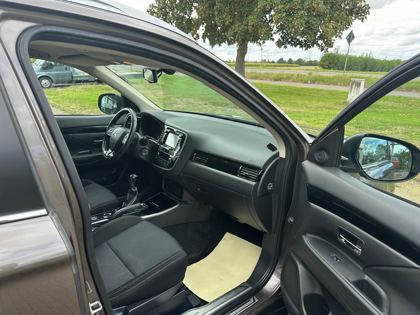 Mitsubishi Outlander Diamant Edition+ 2WD*R-KAM*AHK*NAVI*