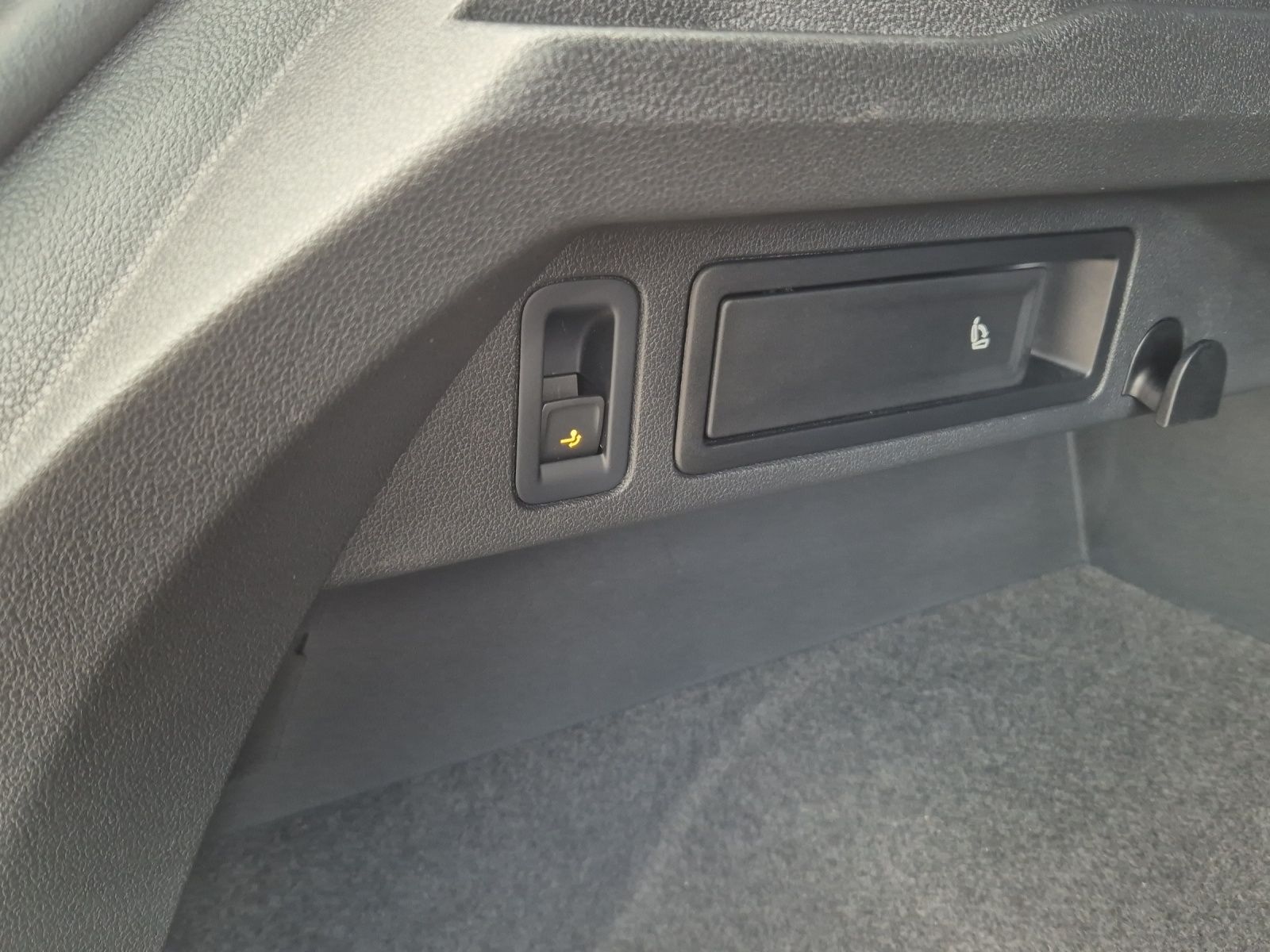 Fahrzeugabbildung Volkswagen Tiguan 2.0 TDI DSG R-Line AHK LED HuD Navi ACC