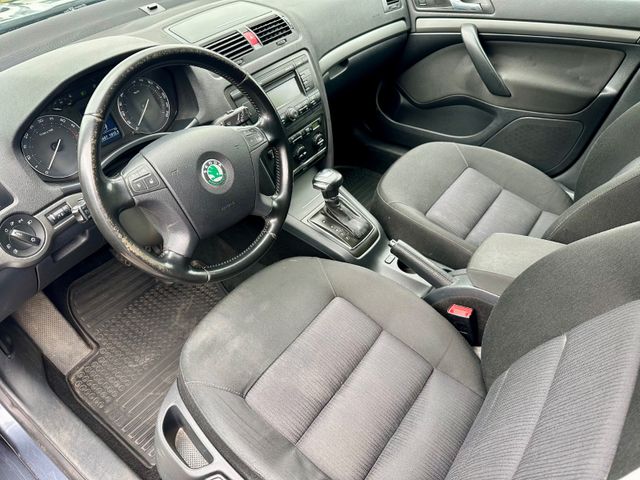 Skoda Octavia Combi Elegance Automatik — Bild 8