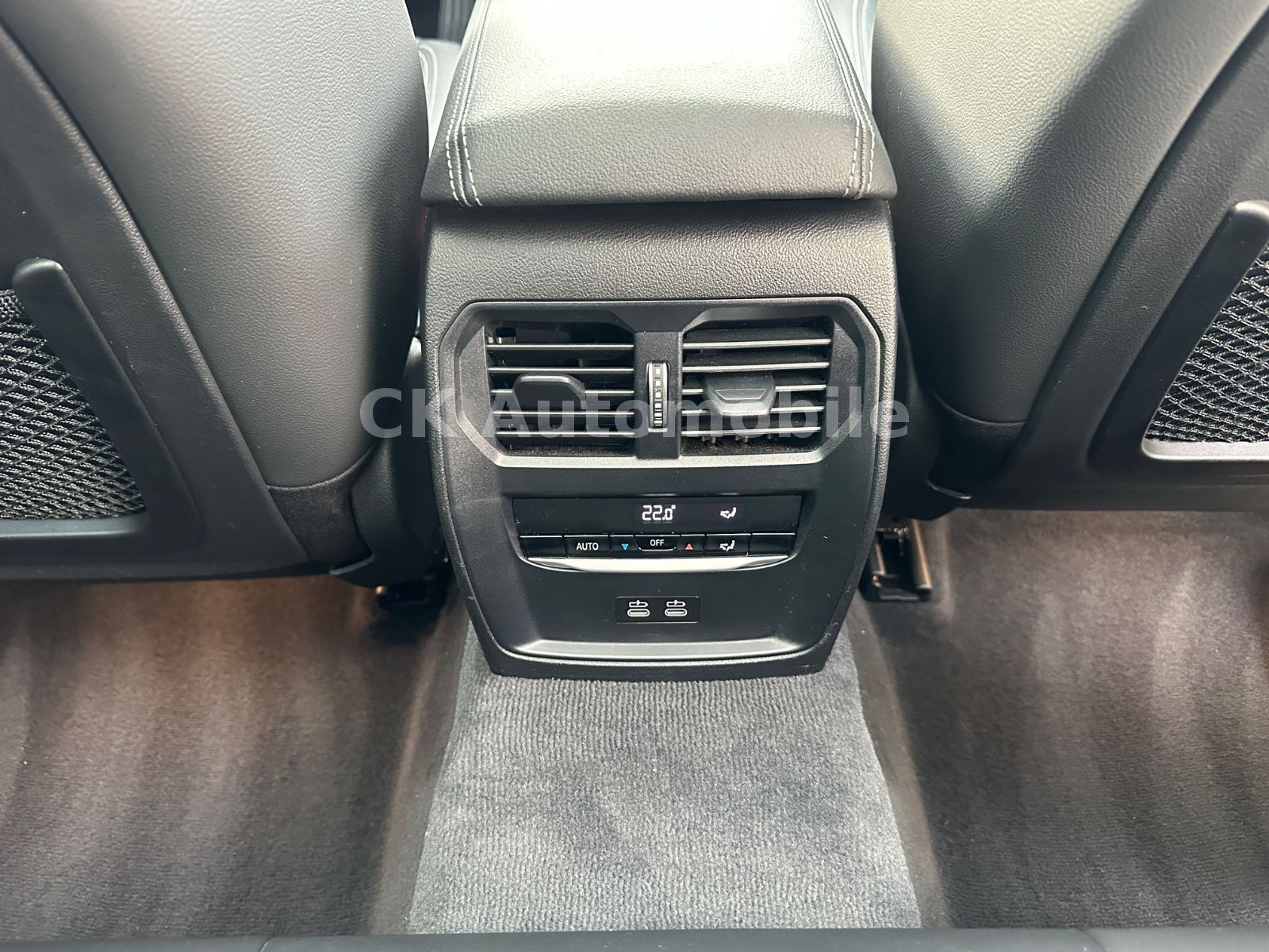 Fahrzeugabbildung BMW 330e Touring Luxury-Line/Leder/Head-Up/Pano/LED