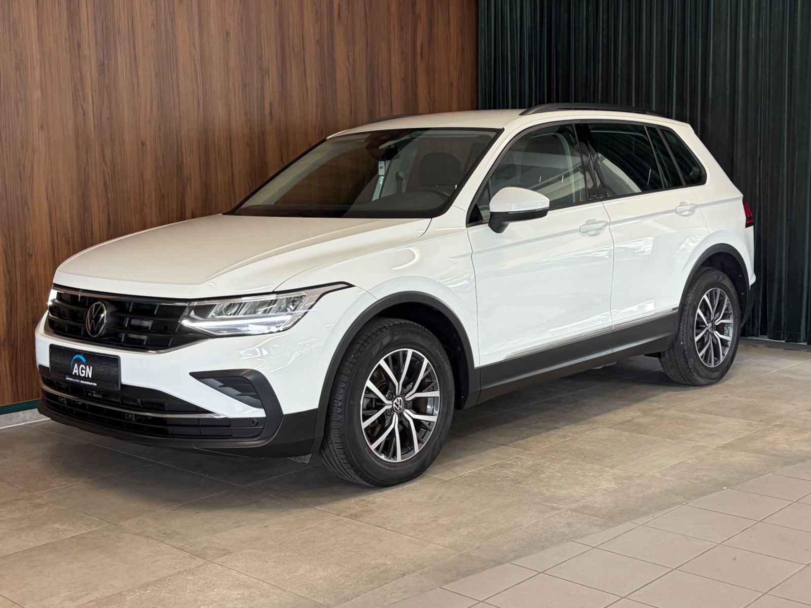Volkswagen Tiguan - 1