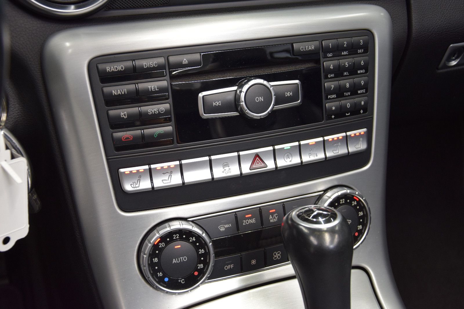 Fahrzeugabbildung Mercedes-Benz SLK 200 AMG Autom Xenon Pano Navi Leder Ambi PDC