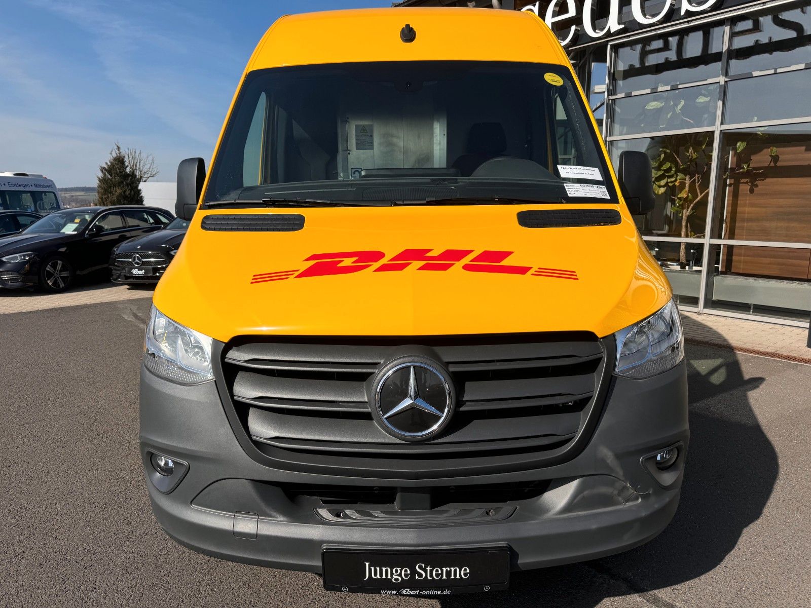 Fahrzeugabbildung Mercedes-Benz eSprinter 312 DHL Regal KEP-Ausbau