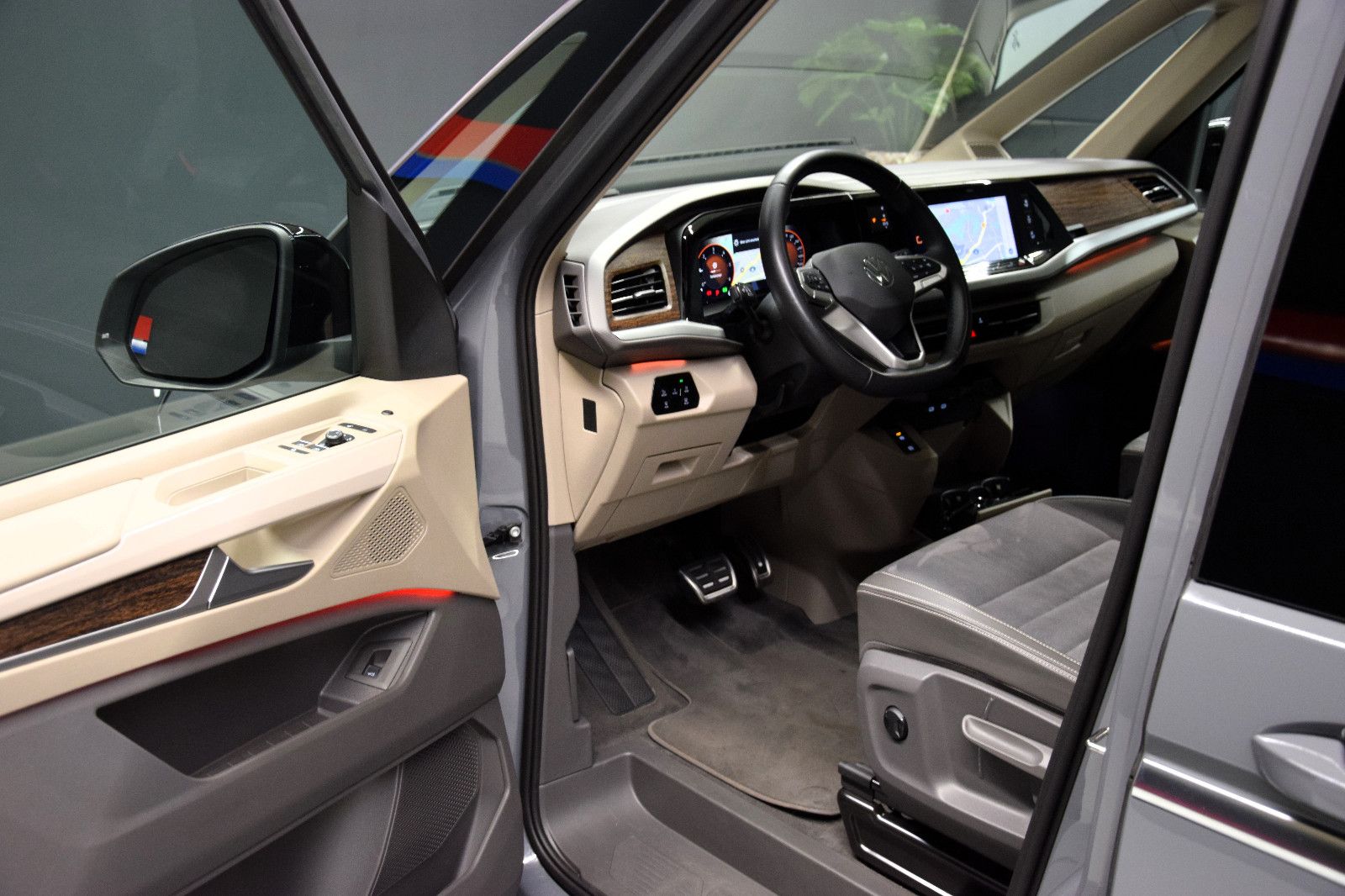 Fahrzeugabbildung Volkswagen T7 Multivan Style 7-Sitze Easy-Open Panorama ACC